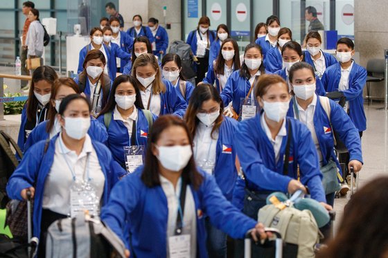 外国人家政婦モデル事業に参加するフィリピン人労働者が６日に仁川国際空港を通じて入国している。［写真　空港写真記者団］