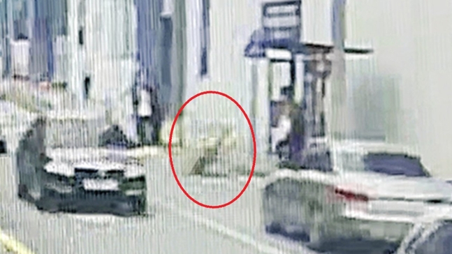 道路に落下した１００キロの鉄の塊［写真　聯合ニュース］
