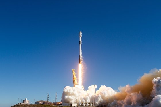 ２０２３年１２月２日、韓国軍初の軍事偵察衛星１号機が米カリフォルニア州のヴァンデンバーグ宇宙軍基地で打ち上げられた。［写真　スペースＸ］