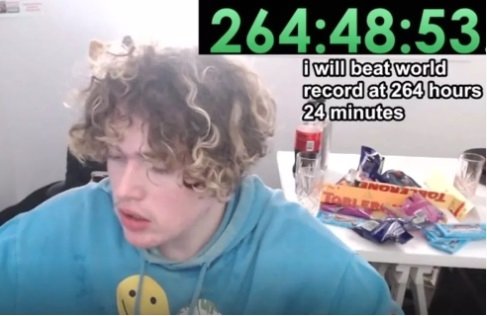 オーストラリアのある１０代ユーチューバーが「１２日間無睡眠」チャレンジをしていたが、ユーチューブ（ＹｏｕＴｕｂｅ）側から動画配信中断措置を受けた。［写真　ユーチューブ　キャプチャー］