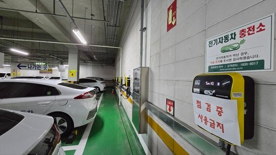 １４日午前、大田（テジョン）市庁舎１階地下駐車場に電気自動車（ＥＶ）の充電を禁止するという案内が張り出されている。シン・ジノ記者