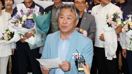 大韓体育会の李起興（イ・ギフン）会長が入国直後、事前に準備した所感文を朗読している。キム・ギョンロク記者