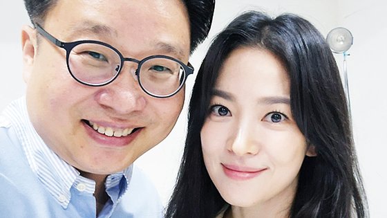 徐坰徳（ソ・ギョンドク）教授と女優のソン・ヘギョ［徐坰徳教授のインスタグラム　キャプチャー］