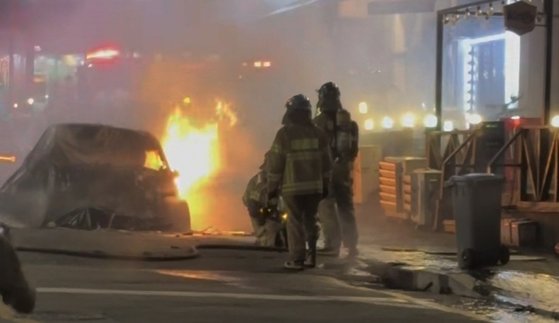  １６日に京畿道竜仁市器興区の道路に停車中のテスラの電気自動車で火災が起こった。［写真　京畿道消防本部］