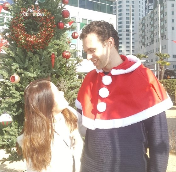 韓国人女性と結婚して韓国人児童の養子縁組を希望するトーマス・パレットさん（右）の夫婦　写真＝トーマス・パレットさん