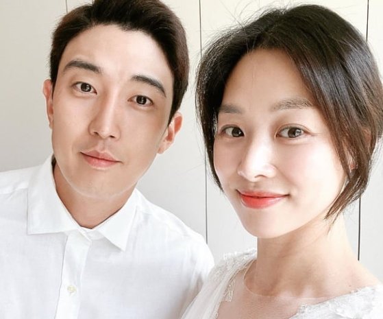 カン・ギョンジュン（左）とチャン・シニョン夫婦。［インスタグラム　キャプチャー］