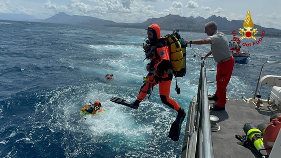 行方不明者を探すためにダイバーたちが入水している。［写真　ロイター＝聯合ニュース］