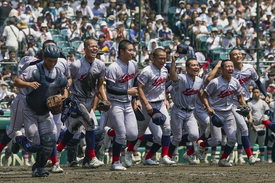  甲子園で初の決勝進出を決めて喜ぶ京都国際高の選手たち　［写真　聯合ニュース］