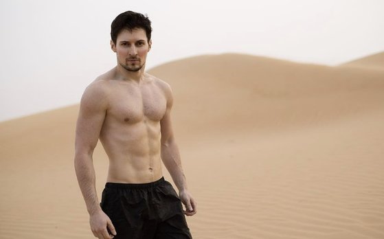 砂漠をバックに立っているテレグラム創始者のパベル・ドゥロフ氏。［写真　インスタグラム　キャプチャー］