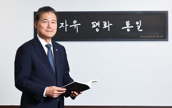 ２１日、ソウル鍾路区（チョンノグ）政府ソウル庁舎で中央日報のインタビューに応じた金暎浩（キム・ヨンホ）統一部長官。　キム・ジョンホ記者