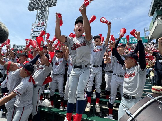 京都国際が２１日、甲子園球場で青森山田に勝利して初の決勝進出を決め、歓喜に沸く応援団。キム・ヒョンイェ特派員