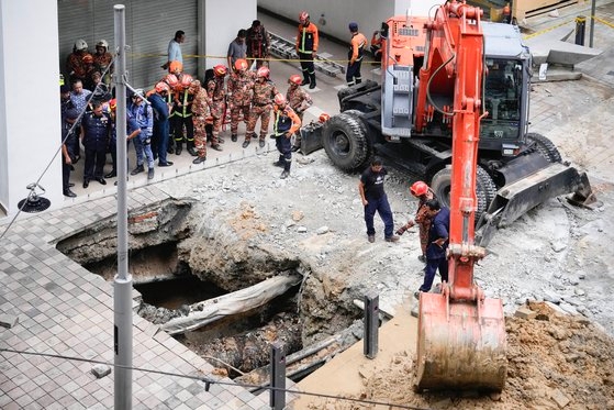 マレーシアの首都中心街で発生したシンクホール［写真　ＡＰ＝聯合ニュース］