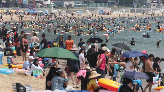 今月４日の釜山・海雲台海水浴場の様子　ソン・ボングン記者