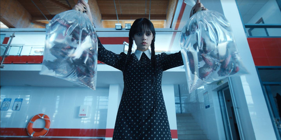 ネットフリックスドラマシリーズ『ウェンズデー』のヒロインを務めた女優ジェナ・オルテガ 　［写真　ネットフリックス］