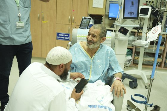 ハマスから救出されて家族と再会したイスラエル人質。［写真　ＡＰ＝聯合ニュース］