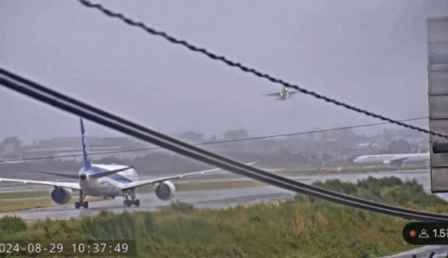  強風のため福岡空港に着陸できない旅客機　［Ｘ　キャプチャー］