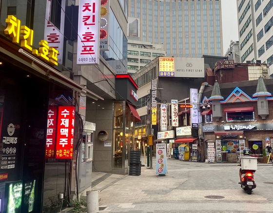 チキン店の看板が見えるソウルの都心　キム・ホンジュン記者