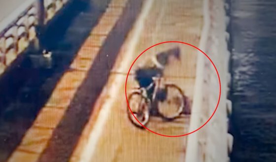 漢江から飛び降りようとした人のかばんを盗んで逃げる男性　［ユーチューブ　キャプチャー］