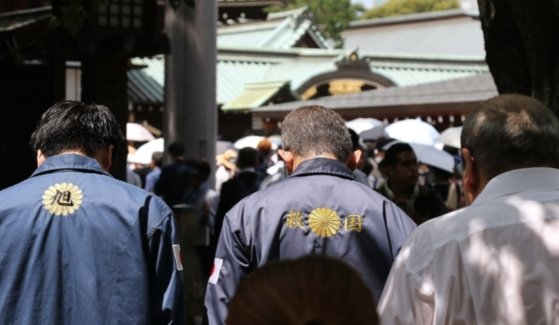 靖国神社を参拝する人たち　［聯合ニュース］