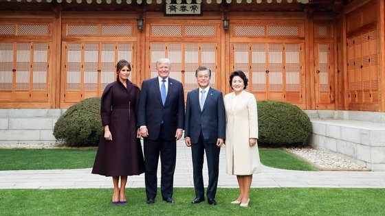 ２０１７年１１月７日、韓国を訪問した当時のトランプ大統領（左から２人目）夫妻は文在寅（ムン・ジェイン）大統領夫妻と青瓦台で記念撮影をした。トランプ氏は３日（現地時間）に出版する著書『セーブ・アメリカ（Ｓａｖｅ　Ａｍｅｒｉｃａ）』で「私は文在寅前大統領と共に韓国と良い関係を発展させた」と回顧した。　［中央フォト］