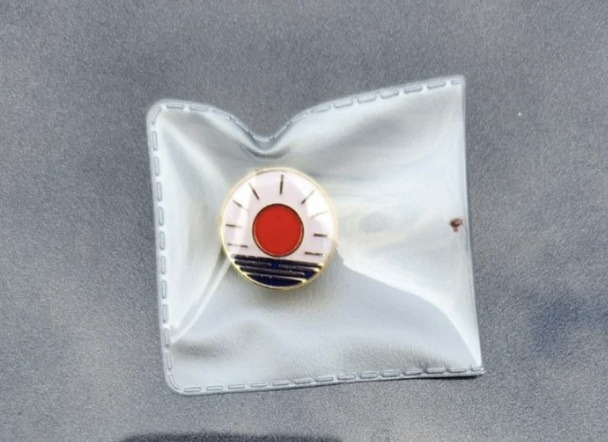 「旭日旗と似ている」と指摘されたバッジ　（写真　聯合ニュース）