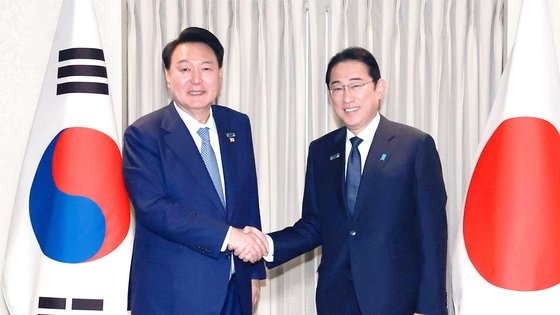 尹錫悦大統領が７月１０日に米ワシントンＤＣで開かれた韓日首脳会談で日本の岸田文雄首相と記念撮影をしている。［写真　韓国大統領室写真記者団］