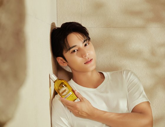 ロクシタンコリア（Ｌ’Ｏｃｃｉｔａｎｅ　Ｋｏｒｅａ）のアンバサダー、ＳＥＶＥＮＴＥＥＮのミンギュ。［写真　ロクシタンコリア］