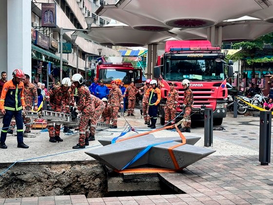 マレーシア救助当局のシンクホール捜索現場［写真　ＡＰ＝聯合ニュース］