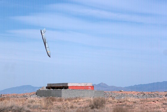 戦闘機から発射したＪＡＳＳＭが目標に命中する直前の姿。［写真　ロッキード・マーチン］