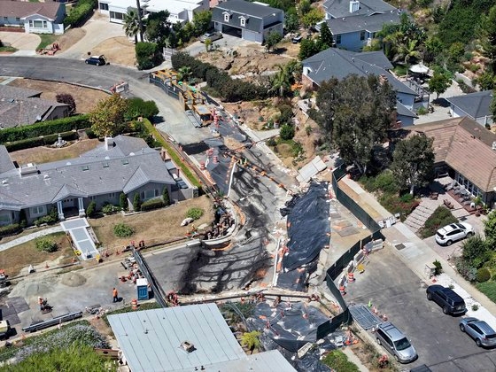 地盤移動で流動して崩落した道路　［写真　ＡＰ＝聯合ニュース］