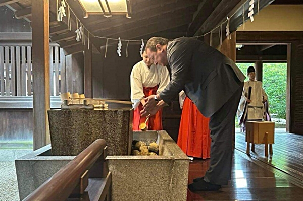 在日ウクライナ大使の靖国神社参拝の様子［Ｘ　キャプチャー］  ​