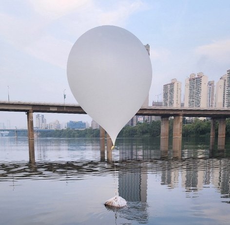 ６月９日、ソウル蚕室（チャムシル）大橋付近隣で見つかった北朝鮮の汚物風船。［写真　韓国合同参謀本部］