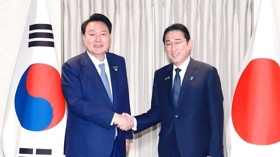 韓国の尹錫悦（ユン・ソクヨル）大統領が７月１０日（現地時間）、米国ワシントンＤＣのホテル「ウィラード・インターコンチネンタル」で開かれた韓日首脳会談で、日本の岸田文雄首相と記念撮影をしている。［写真　大統領室写真記者団］