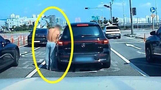 信号待ち中の車に放尿した男［ユーチューブ　キャプチャー］