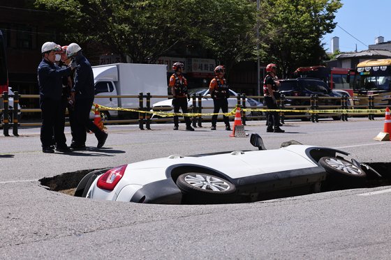 シンクホールに転落した車［写真　聯合ニュース］