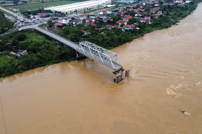 洪水で崩壊したフォンチャウ鉄橋。［写真　ＥＰＡ＝聯合ニュース］