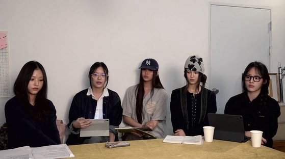 アイドルグループＮｅｗＪｅａｎｓ（ニュージーンズ）が１１日午後、ユーチューブ（ＹｏｕＴｕｂｅ）緊急ライブ配信を行った。［写真　ユーチューブ　キャプチャー］