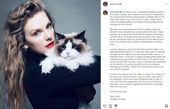 Ｊ．Ｄ．バンス共和党副大統領候補を批判しようとするように、猫を抱いた写真と共に「Ｔａｙｌｏｒ　Ｓｗｉｆｔ，　Ｃｈｉｌｄｌｅｓｓ　Ｃａｔ　Ｌａｄｙ」と署名したテイラー・スウィフトさん。［写真　テイラー・スウィフトのインスタグラム］