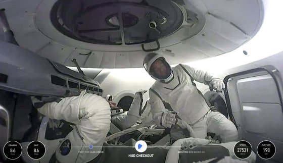 宇宙船「クルードラゴン」の中にいるジャレッド・アイザックマン氏とクルーたち［写真　ＡＰ＝聯合ニュース］