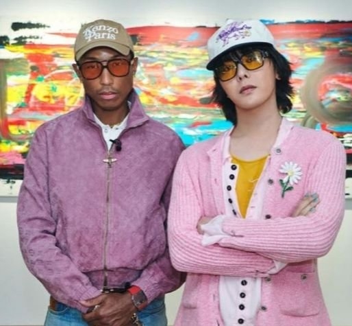 ポップ歌手ファレル・ウィリアムス（左）と歌手Ｇ－ＤＲＡＧＯＮ（ジードラゴン）。［写真　「ジュピター」インスタグラム　キャプチャー］