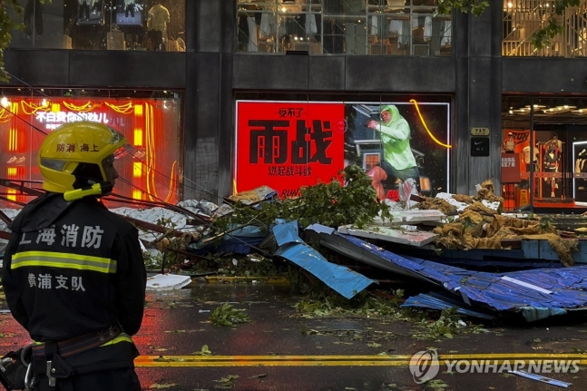 台風１３号の影響で廃虚のようになった上海の商店街（写真　連合ニュース）