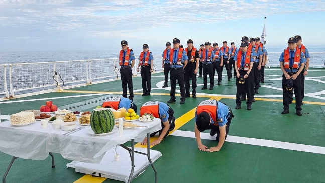 独島警備艦の上で行う茶礼