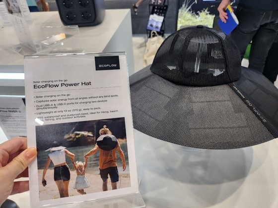 エコフローがＩＦＡで展示したパワーハット。太陽熱で充電した後にＵＳＢをつなげるとスマートフォンを充電することができる。　ベルリン＝パク・ヘリ記者