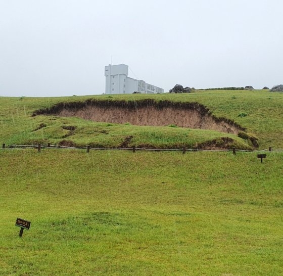 今月２１日に降った大雨で崩壊したユネスコの世界遺産「金海大成洞古墳群」。　［写真　金海市］