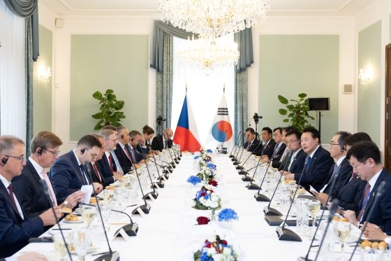 尹錫悦大統領が２０日にプラハのチェコ政府庁舎でチェコのフィアラ首相との昼食会で発言している。［写真　韓国大統領室］