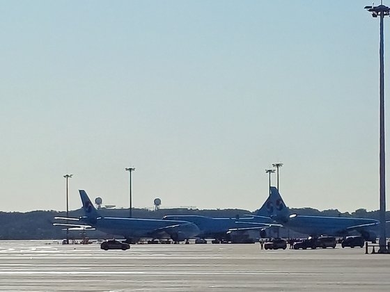 ２３日、仁川（インチョン）空港滑走路で北朝鮮が飛ばした風船残骸物が見つかり、航空機の離着陸が全面的に禁止された。 ［写真　読者］