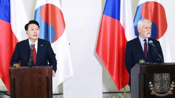  共同記者会見をする韓国・チェコ首脳　［聯合ニュース］