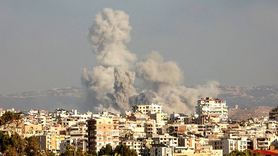 イスラエル国防軍の爆撃で煙が立ち上がっているレバノン南部ティレ市内。［写真　ロイター＝聯合ニュース］