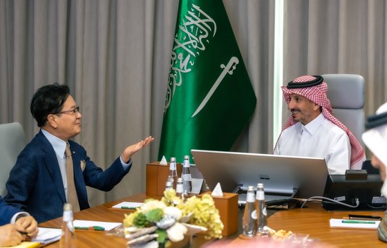 ＣＪグループの李在賢会長（左）が４日にサウジアラビアの首都リヤドで同国のアル・カティーブ観光相と会い文化産業発展に向けた協力案を話し合った。［写真　ＣＪグループ］