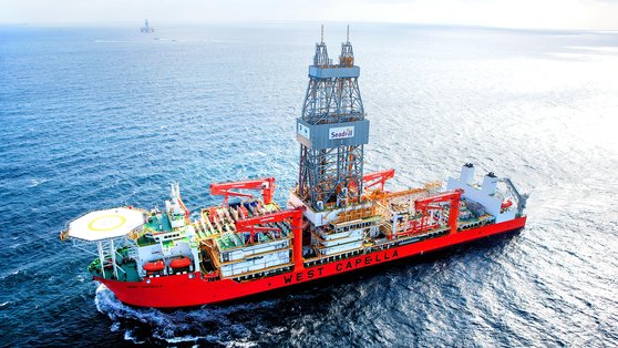 ノルウェーのボーリング会社シドールのボーリング船「ウェストカペラ」。１２月に東海深海油田・ガス田の候補地「シロナガスクジラ」の探査ボーリングに投入される予定だ。［写真　サムスン重工業］